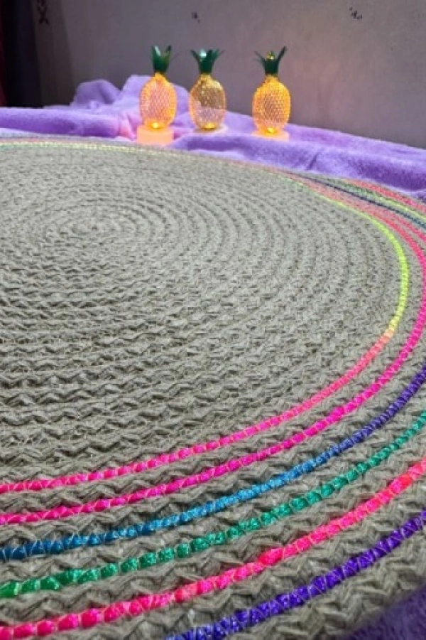 DecoHandy 39cm Neon Renkli Şeritli Jüt Örme Supla Amerikan Servis