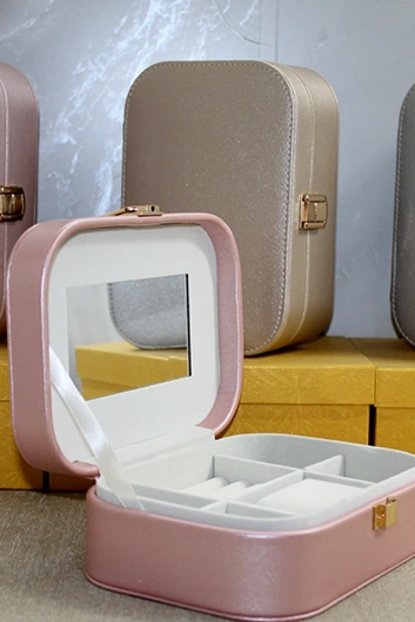 Deri Kaplamalı Makyaj Ve Takı Kutusu