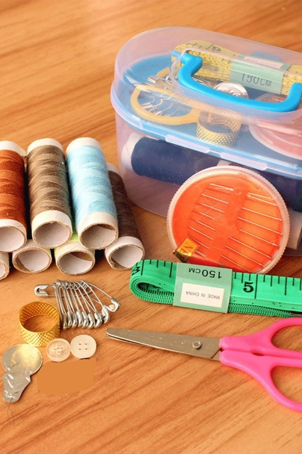 Dikiş Seti Kutusunda - İğne - İplik - Makas Seti