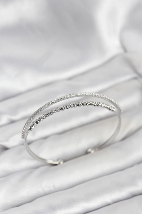 Dorika Model Pirinç Gümüş Renk Kadın Bileklik