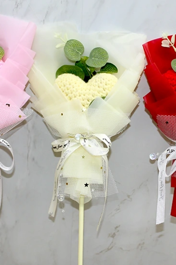 El Örgüsü Kalp Çiçeği Buketi