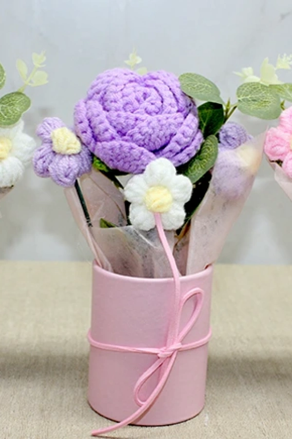 El Örgüsü Saksıda Gül Buketi