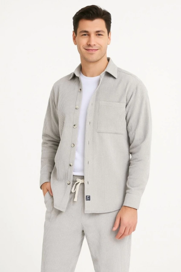 Erkek Kadife Oversize Takım – Gömlek Ve Pantolon İkili Set Füme Corduroy Şıklığı, Rahat Ve Zarif Duruş Yumuşak Dokulu Kadife Kumaş, Düğmeli Gömlek Üst Ve Lastikli Pantolon Alt Parça Ile Gün Boyu Konfor- Gri