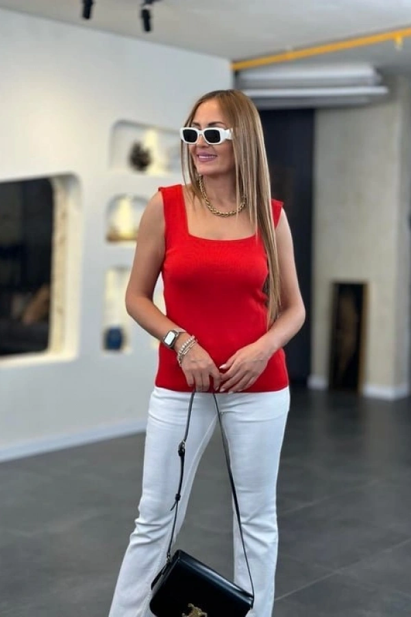 Kadın Kare Yaka Kalın Askılı Beyaz Triko Bluz