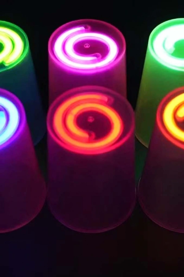 Karanlıkta Yanan Mega Glow Bardaklar 8 Adet