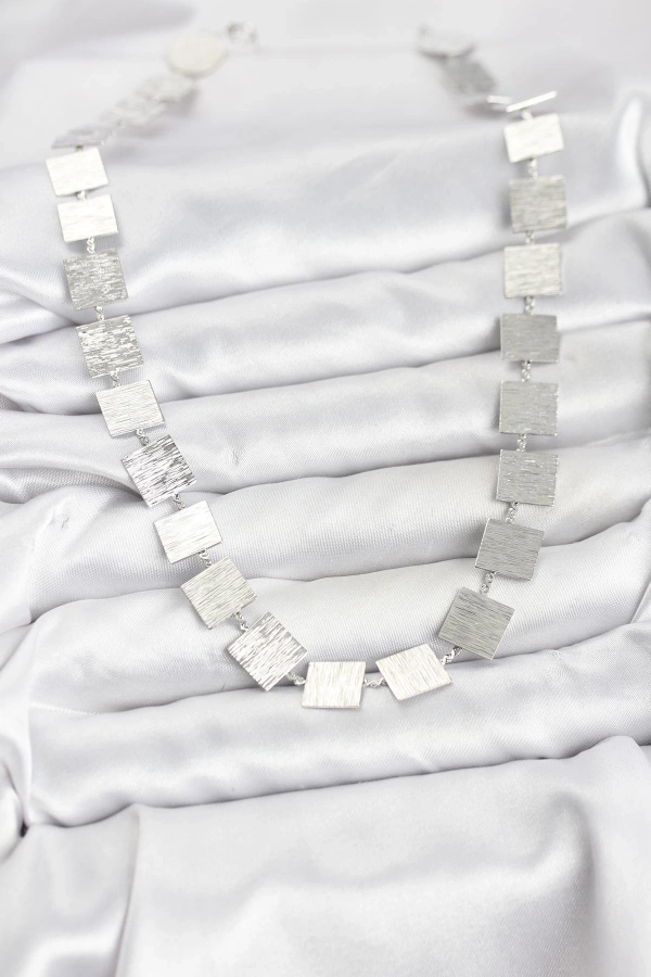 Kare Plaka Model Gümüş Renk Kadın Kolye