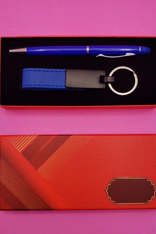 Kırmızı Kutulu Lacivert Anahtarlık ve Kalem Seti