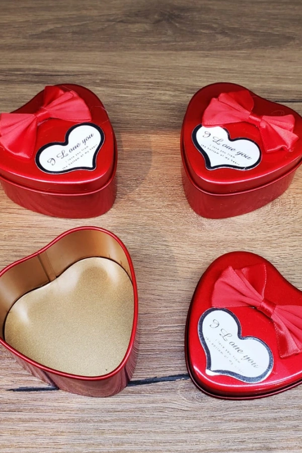 Kırmızı Metal Kalp Hediye Kutusu