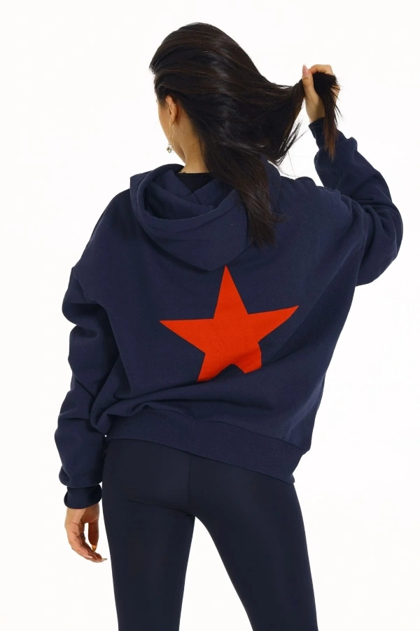 Kore Model Yıldız Baskılı Kanguru Cepli Kadın Sweat Lacivert