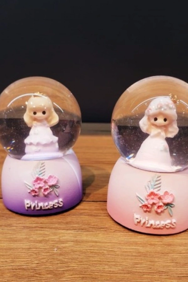 Küçük Boy Işıklı Kar Küresi Prenses Figürlü