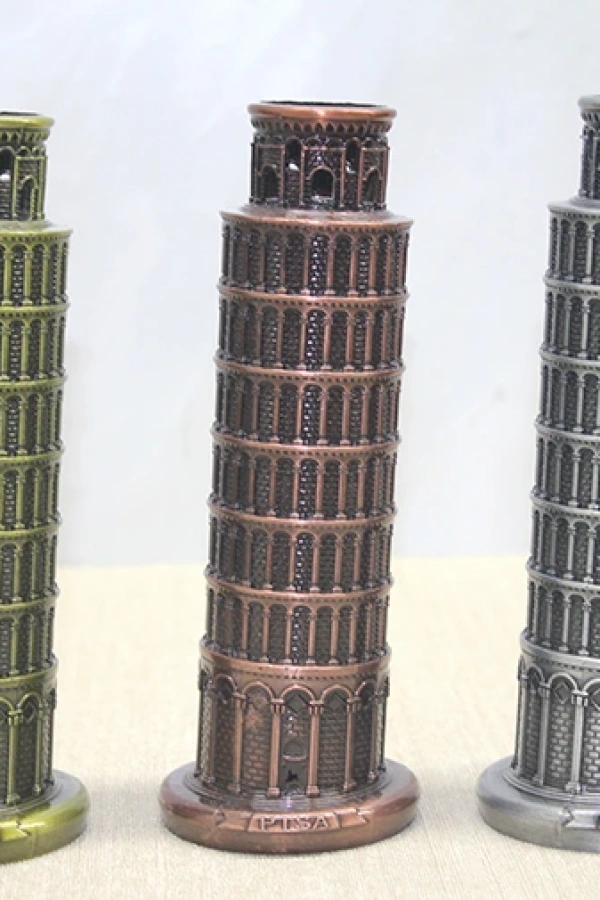 Metal Pisa Kulesi