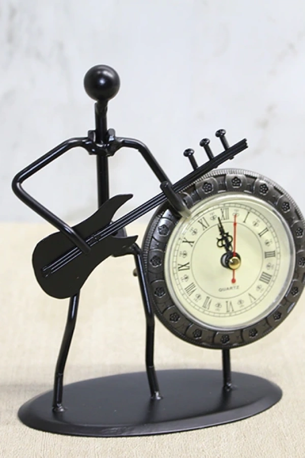 Metal Saatli Gitar Çalan Müzisyen