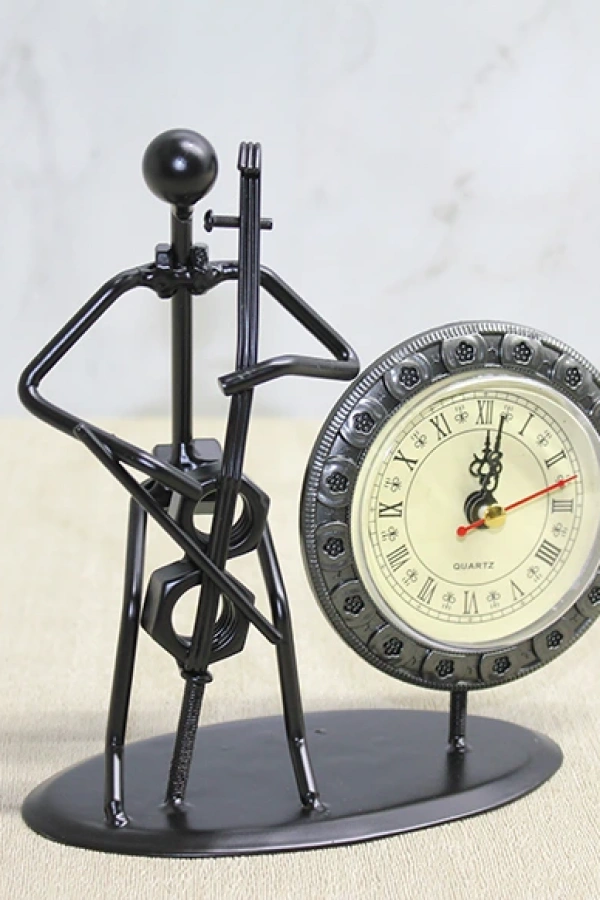 Metal Saatli Keman Çalan Müzisyen