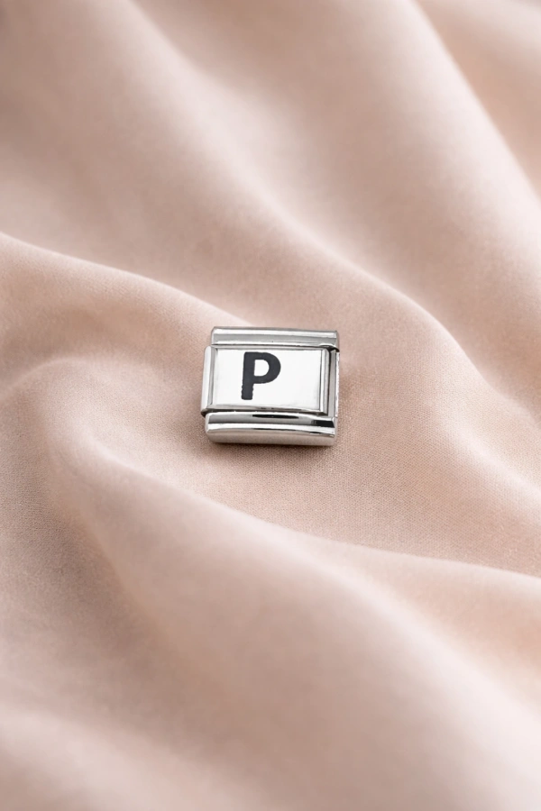 Nomination Uyumlu “P” Harf Charm – Çelik Bileklik Modülü, Kişiye Özel Harf Aksesuarı