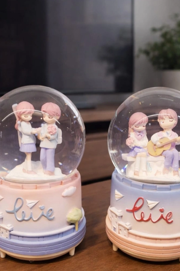 Orta Boy Romantik Çift Temalı Kar Küresi