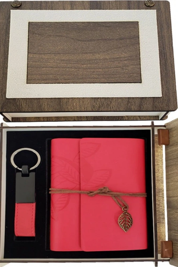 Özel Ahşap Kutulu Kırmızı Deri Defter ve Anahtarlık Seti