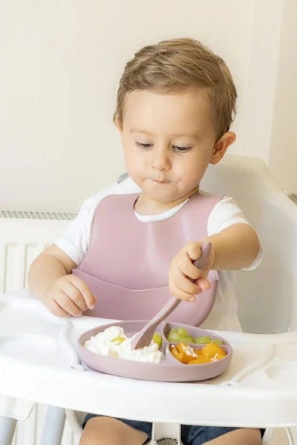 Pembe 3’lü Silikon Yemek Seti – Önlük + Diş Kaşıyıcılı Kaşık + Vakumlu Tabak