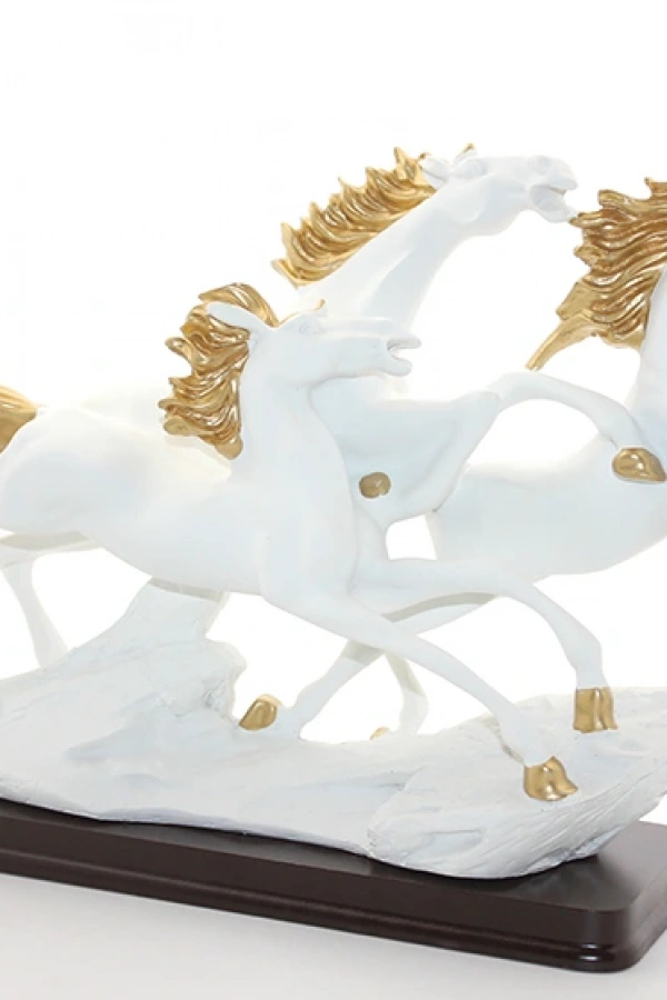 Polyester 3lü Şahlanmış At Figürü