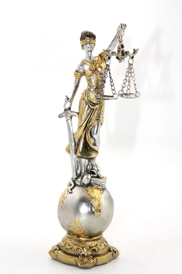 Polyester Adalet Figürü