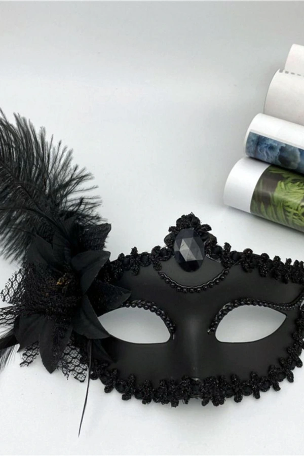 Siyah Mat Renk Yandan Tüylü Güllü Parti Balo Venedik Maskesi