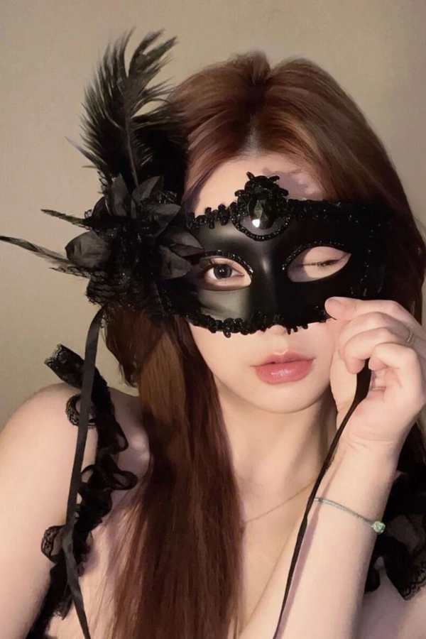 Siyah Mat Renk Yandan Tüylü Güllü Parti Balo Venedik Maskesi
