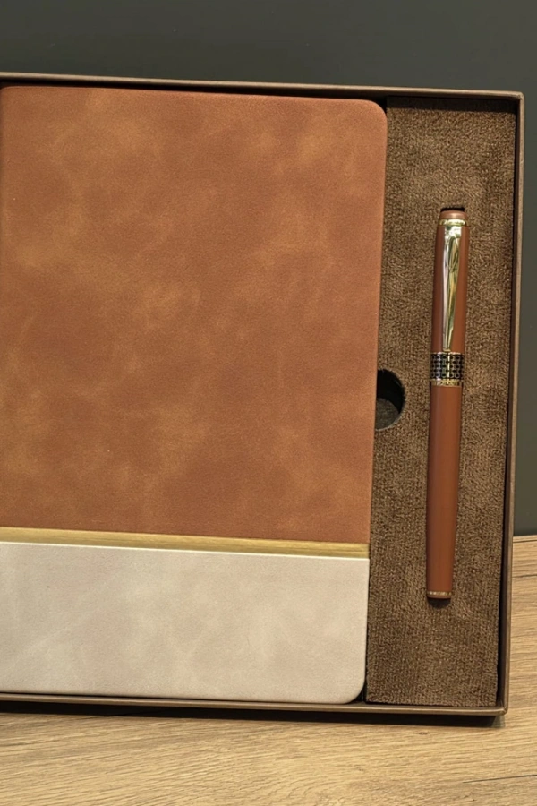 Taba Rengi Gold Detaylı Termo Deri Defter Ve Metal Roller Kalem Hediye Seti