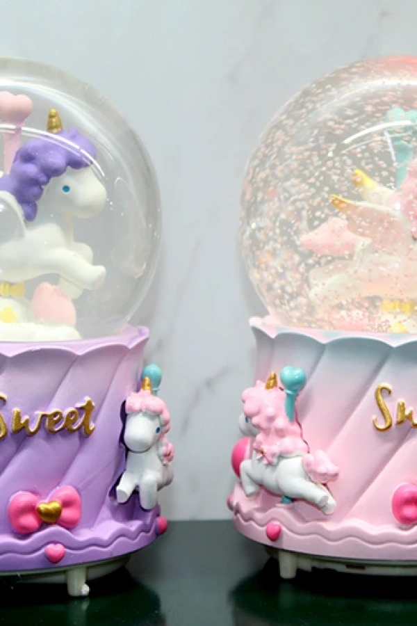 Unicorn İçi Dönmeli Püskürtmeli Işıklı Müzikli Kar Küresi Büyük Boy