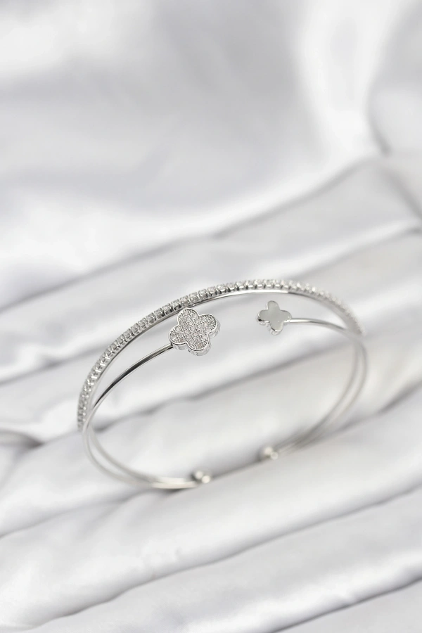 Yonca Model Pirinç Gümüş Renk Kadın Bileklik