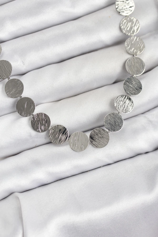 Yuvarlak Plaka Model Gümüş Renk Kadın Kolye