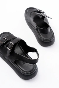 24413-572 Siyah Günlük Dolgu Topuk Toka Aksesuarlı Kadın Sandalet