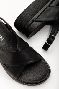 24422-1164 Siyah Dolgu Topuk Kadın Sandalet