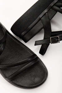 24422-844 Siyah Dolgu Topuk Kadın Sandalet