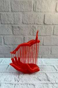 3D El Üzerinde İnsan Figürü Kırmızı Sanatsal Masa Üstü Dekor 12x18 cm