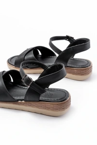 692-564 Siyah Ortopedik Taban Çapraz Tokalı Kadın Sandalet