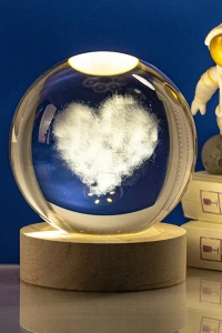 Ahşap Altlıklı Kalp Tasarımlı Cam Küre