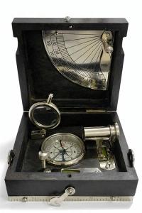 Ahşap Kutulu İşlemeli Pirinç Pusula Seti