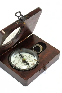 Ahşap Kutulu Üzeri Desenli Pirinç Pusula