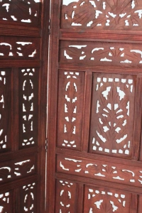 Ahşap Maun Rengi El Oyması Paravan