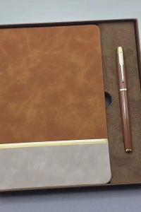 Altın Şeritli Taba Deri Defter - Kahverengi Roller Kalem - Kutulu Özel Hediye Seti