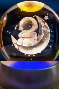 Ay Üstünde Astronot Tasarımlı Plastik Altlıklı Işıklı Cam Küre