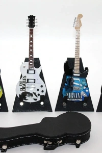 Çantalı Gitar Figürü