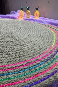 DecoHandy 39cm Neon Renkli Şeritli Jüt Örme Supla Amerikan Servis