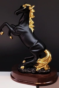 Dekoratif Şaha Kalkan At Biblo