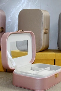 Deri Kaplamalı Makyaj Ve Takı Kutusu