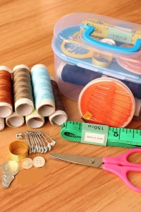 Dikiş Seti Kutusunda - İğne - İplik - Makas Seti