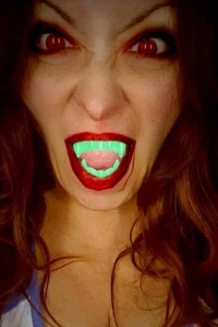 Fosforlu Çift Damak Takma Vampir Dişi