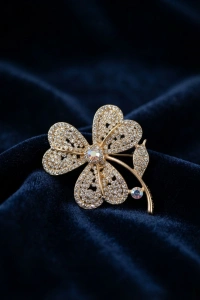 Gold Renk Zirkon Taşlı Yonca Model Broş