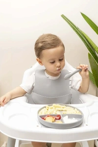 Gri 3’lü Silikon Yemek Seti – Önlük + Diş Kaşıyıcılı Kaşık + Vakumlu Tabak