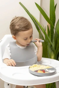 Gri 3’lü Silikon Yemek Seti – Önlük + Diş Kaşıyıcılı Kaşık + Vakumlu Tabak