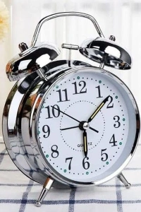 Gümüş Renk Metal Çalar Masa Saati